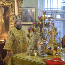 В день памяти святителя Христова и Чудотворца Николая митрополит Псковский и Порховский Тихон совершил Божественную литургию в храме святителя Николая в Любятово города Пскова