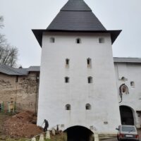 В Псково-Печерском монастыре проходят работы по реставрации башен обители и Лазаревской церкви