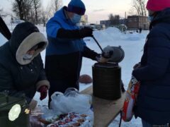 Сотрудники службы “Белый цветок” раздали бездомным людям в Пскове бесплатное горячее питание