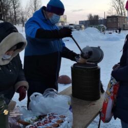 Сотрудники службы “Белый цветок” раздали бездомным людям в Пскове бесплатное горячее питание