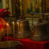 В Неделю о Страшном Суде в храме великомученика Димитрия Солунского города Пскова состоялось освящение новых колоколов
