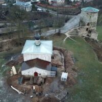 На территории храма святых Космы и Дамиана (с Гремячей горы) города Пскова закончены археологические работы