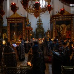 29 апреля 2021 года, накануне Великой Пятницы, митрополит Псковский и Порховский Тихон совершил утреню с чтением двенадцати страстных Евангелий в Свято-Троицком кафедральном соборе города Пскова