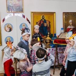Со светлым праздником Христова Воскресения поздравили прихожан воспитанники Воскресной школы храма Сергия Радонежского