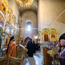 На подворье Свято-Троицкого Творожковского монастыря в городе Пскове прошла первая монастырская служба