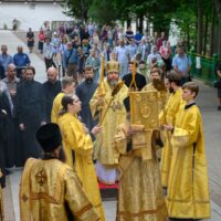 27 июня 2021 года, в Неделю 1-ю по Пятидесятнице, Всех святых, митрополит Псковский и Порховский Тихон совершил Божественную литургию в Псково-Печерском монастыре