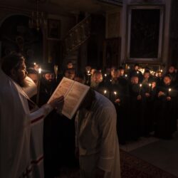 Накануне дня памяти святого мученика архидиакона Евпла митрополит Псковский и Порховский Тихон совершил монашеский постриг в Свято-Успенском Псково-Печерском монастыре