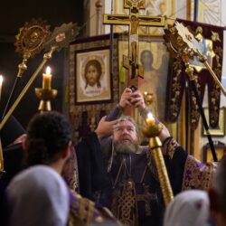 26 сентября 2021 года, накануне Воздвижения Честного и Животворящего Креста Господня, митрополит Псковский и Порховский Тихон возглавил Всенощное бдение с чином Воздвижения Креста Христова в Свято-Успенском Псково-Печерском монастыре