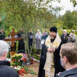 Митрополит Псковский и Порховский Тихон совершил заупокойную литию на могиле псковского писателя Валентина Курбатова