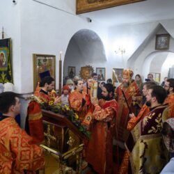 25 сентября 2021 года, накануне Воскресения Словущего, митрополит Псковский и Порховский Тихон совершил пасхальное вечернее богослужение в храме Воскресения Христова (со Стадища) города Пскова