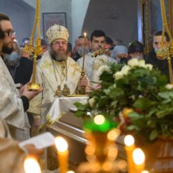 15 октября 2021 года в храме архангелов Михаила и Гавриила города Пскова митрополит Псковский и Порховский Тихон совершил отпевание протоиерея Георгия Ушакова