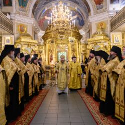 13 ноября 2021 года, накануне Недели 21-й по Пятидесятнице, митрополит Псковский и Порховский Тихон возглавил Всенощное бдение в Свято-Успенском Псково-Печерском монастыре