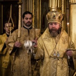 25 ноября 2021 года, накануне дня памяти святителя Иоанна Златоустого, митрополит Псковский и Порховский Тихон возглавил Всенощное бдение в Свято-Успенском Псково-Печерском монастыре