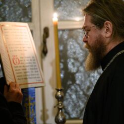 4 декабря 2021 года, накануне Недели 24-й по Пятидесятнице, митрополит Псковский и Порховский Тихон возглавил Всенощное бдение в Свято-Успенском Псково-Печерском монастыре