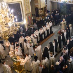 18 января 2022 года, накануне Крещения Господа Бога и Спаса нашего Иисуса Христа, митрополит Псковский и Порховский Тихон возглавил всенощное бдение в Свято-Успенском Псково-Печерском монастыре