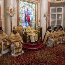В новогоднюю ночь 2022 года митрополит Псковский и Порховский Тихон совершил Божественную литургию в Свято-Успенском Псково-Печерском монастыре.
