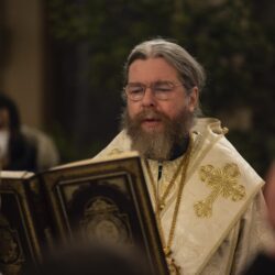 Вечером 7 января 2022 года, накануне празднования Собора Пресвятой Богородицы, митрополит Псковский и Порховский Тихон возглавил Вечерню в Михайловском соборе Свято-Успенского Псково-Печерского монастыря