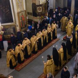 12 февраля 2022 года, накануне Недели о мытаре и фарисее, митрополит Псковский и Порховский Тихон возглавил всенощное бдение в Свято-Успенском Псково-Печерском монастыре