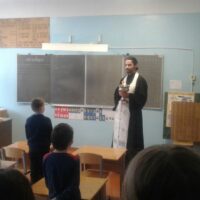 Встречу со школьниками провел настоятель храма святого князя Владимира в поселке Черская иерей Антоний Лунгу