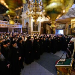 Вечером 6 марта 2022 года, накануне понедельника первой седмицы Великого поста митрополит Псковский и Порховский Тихон совершил вечерню с чином прощения в Свято-Успенском Псково-Печерском монастыре