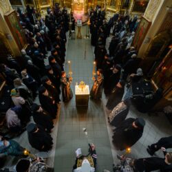 7 марта 2022 года, в понедельник первой седмицы Великого поста, митрополит Тихон молился за утренним богослужением в Михайловском соборе Псково-Печерской обители