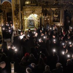 10 марта 2022 года, в четверг первой седмицы Великого поста митрополит Псковский и Порховский Тихон совершил чтение покаянного канона святого Андрея Критского в Псково-Печерском монастыре