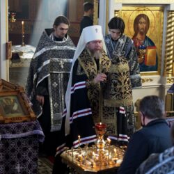 10 марта 2022 года, в четверг первой седмицы Великого поста, митрополит Тихон молился за утренним богослужением в храме Рождества Христова в Майском города Печоры