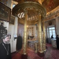 9 марта 2022 года, в среду первой седмицы Великого поста митрополит Тихон молился за вечерним богослужением в Свято-Успенском Псково-Печерском монастыре