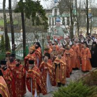 25 апреля 2022 года, в понедельник Светлой седмицы, митрополит Псковский и Порховский Тихон совершил Божественную литургию в Свято-Успенском Псково-Печерском монастыре