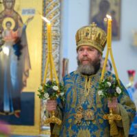 7 апреля 2022 года, в празднование Благовещения Пресвятой Богородицы, митрополит Псковский и Порховский Тихон совершил Божественную литургию в Свято-Благовещенской Никандровой пустыни