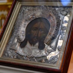 21 апреля 2022 года, в Великий Четверг, митрополит Псковский и Порховский Тихон совершил Божественную литургию в Свято-Успенском Псково-Печерском монастыре