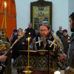 21 апреля 2022 года, накануне Великой Пятницы, митрополит Псковский и Порховский Тихон совершил утреню с чтением 12-ти страстных Евангелий в Свято-Троицком кафедральном соборе города Пскова