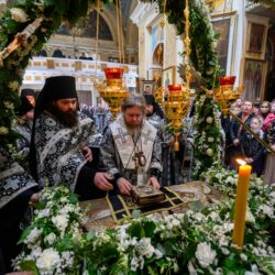 22 апреля 2022 года, в Великую пятницу, митрополит Псковский и Порховский Тихон совершил вечерню с чином выноса Плащаницы в Псково-Печерской обители