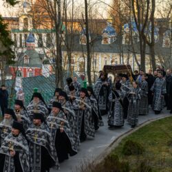 Вечером 22 апреля 2022 года, в Великую пятницу, митрополит Псковский и Порховский Тихон совершил утреню с чином погребения Плащаницы Господа Иисуса Христа в Свято-Успенском Псково-Печерском монастыре