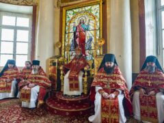3 мая 2022 года, в день Радоницы, митрополит Псковский и Порховский Тихон совершил Божественную литургию в Михайловском соборе Псково-Печерского монастыря