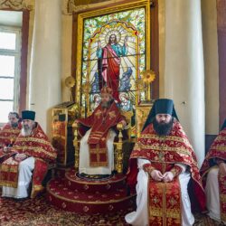 3 мая 2022 года, в день Радоницы, митрополит Псковский и Порховский Тихон совершил Божественную литургию в Михайловском соборе Псково-Печерского монастыря