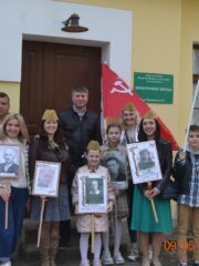 Учащиеся Воскресной школы храма Василия (на Горке) приняли участие в шествии Бессмертного Полка