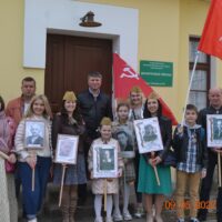 Учащиеся Воскресной школы храма Василия (на Горке) приняли участие в шествии Бессмертного Полка