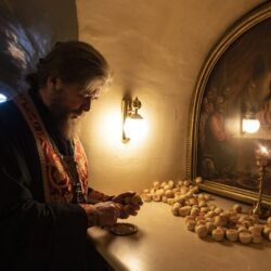 30 мая 2022 года, накануне дня памяти святых отцов семи Вселенских соборов, митрополит Псковский и Порховский Тихон молился за вечерним богослужением в Свято-Успенском Псково-Печерском монастыре