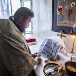 9 июня 2022 года, в день памяти святителя Луки, архиепископа Крымского, митрополит Псковский и Порховский Тихон совершил Божественную литургию в Успенском храме Псково-Печерской обители