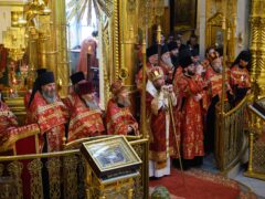 Вечером 31 мая, накануне отдания праздника Пасхи Господней, митрополит Тихон возглавил вечернее богослужение в Свято-Успенском Псково-Печерском монастыре