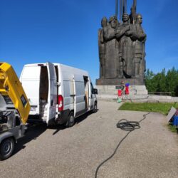 Специалисты АНО «Возрождение объектов культурного наследия Пскова и Псковской области» приступили к восстановительным работам на памятнике Александру Невскому и его дружине на горе Соколиха под Псковом