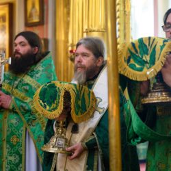 18 июня 2022 года, в отдание празднования Святой Троицы, митрополит Псковский и Порховский Тихон совершил Божественную литургию в Свято-Успенском Псково-Печерском монастыре