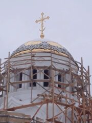 На строящемся храме святых Царственных Страстотерпцев города Дно установлены и освящены купола и кресты