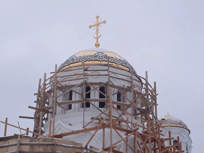 На строящемся храме святых Царственных Страстотерпцев города Дно установлены и освящены купола и кресты