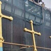 Совершено освящение купольных крестов храма великомученицы Варвары в городе Печоры