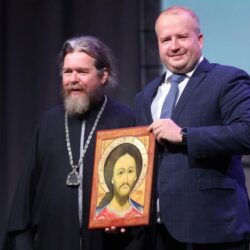 Митрополит Тихон принял участие в церемонии вступления в должность Главы города Пскова Бориса Елкина