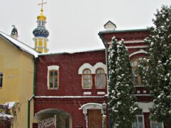 В Псково-Печерском монастыре укрепляют исторические фундаменты Лазаревского храма