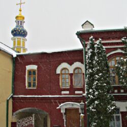 В Псково-Печерском монастыре укрепляют исторические фундаменты Лазаревского храма