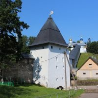 В Псково-Печерском монастыре завершаются работы по усилению фундаментов и стен башни Нижних решеток